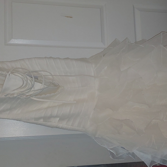 Wedding dress - Picture 2 of 5